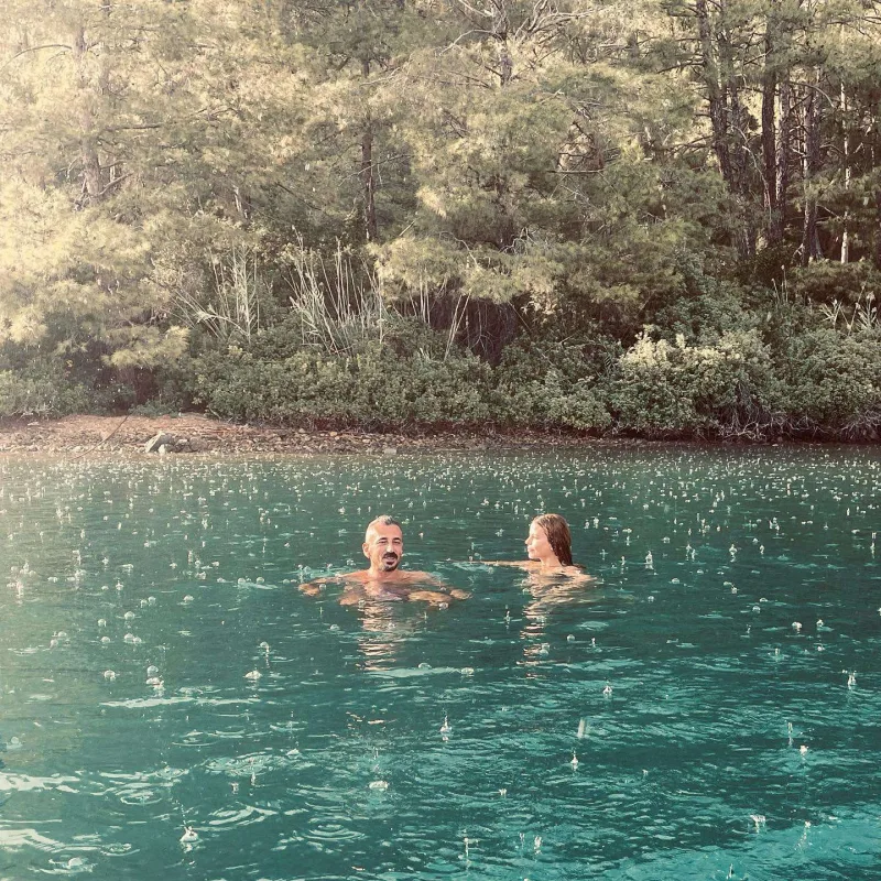 Simge yağışlı havada dənizə girdi