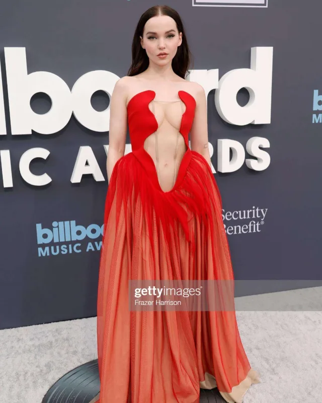 Dekolteli mükafat gecəsi