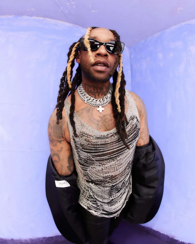 Dekolteli mükafat gecəsi