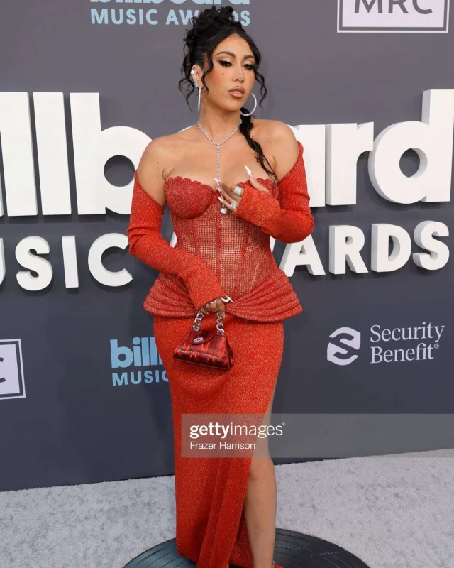 Dekolteli mükafat gecəsi