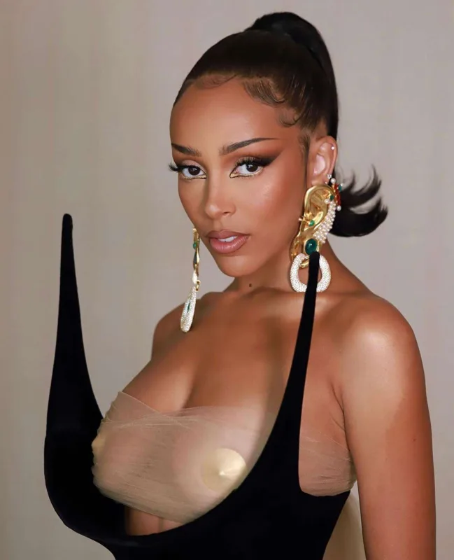 Dekolteli mükafat gecəsi