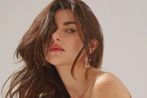 Nəsrini eşşək arısı sancdı