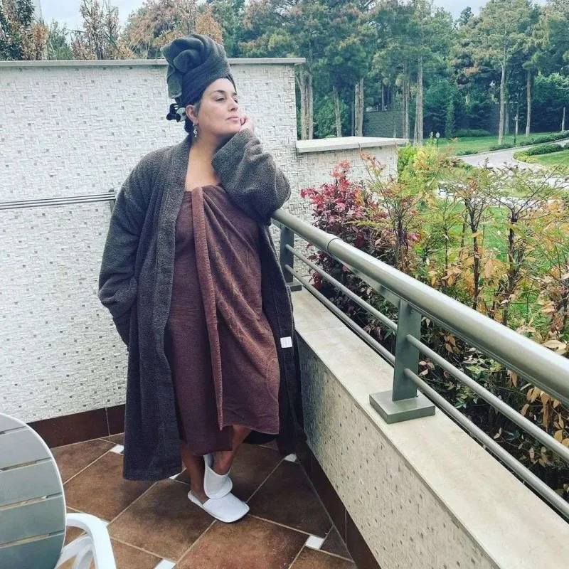 Elza hamam xələtində pozalar verdi