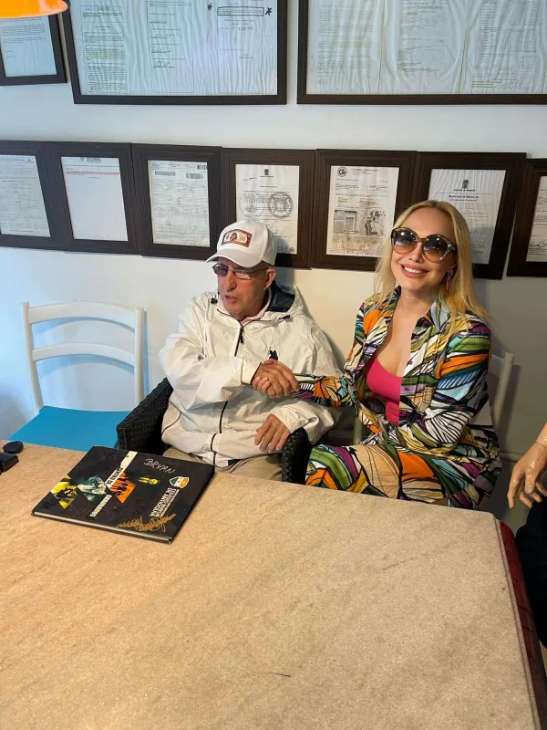 Nura Suri Eskobarla bir arada