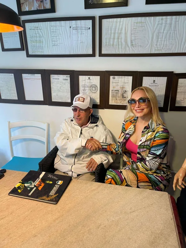 Nura Suri Eskobarla bir arada