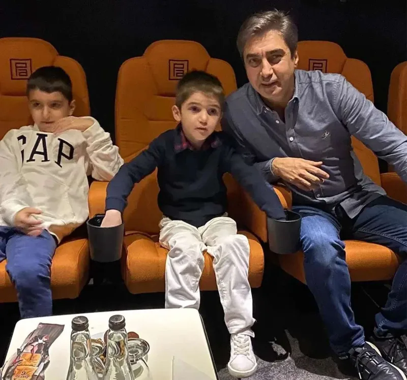 İlk dəfə oğullarını paylaşdı