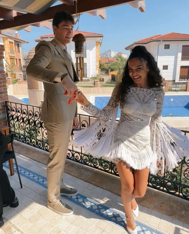 Ebru Şahin nişanlandı