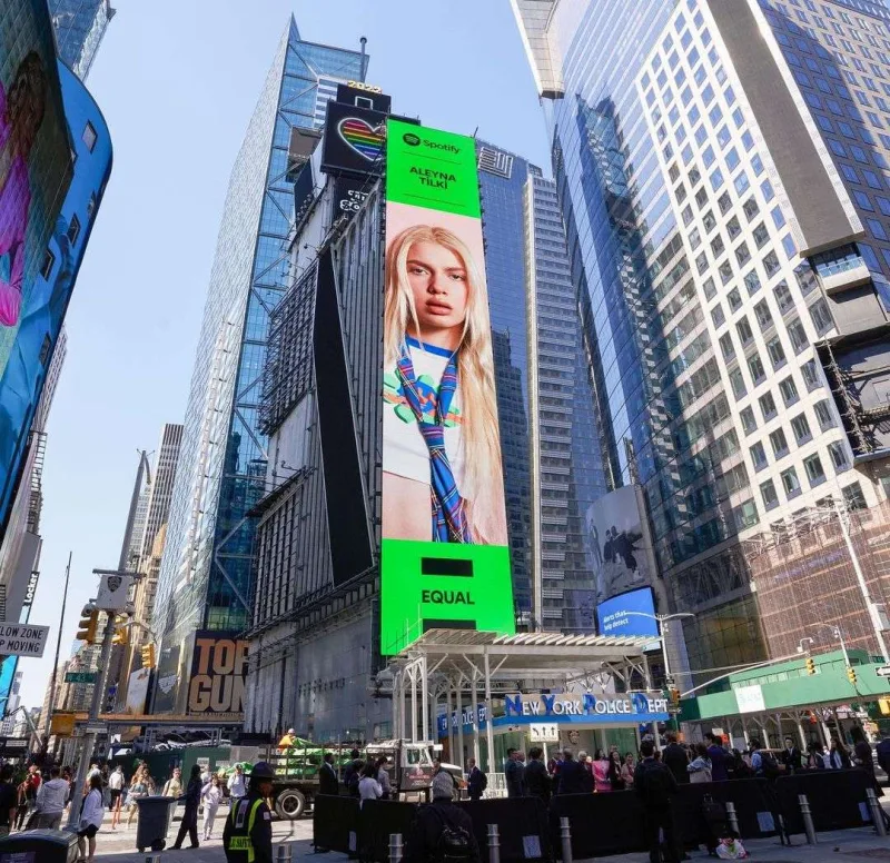 Aleynanın posteri “Times” meydanında