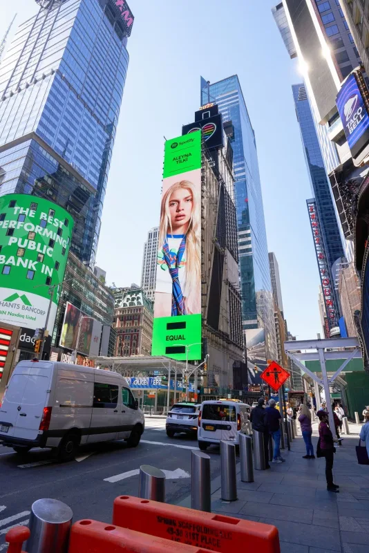 Aleynanın posteri “Times” meydanında