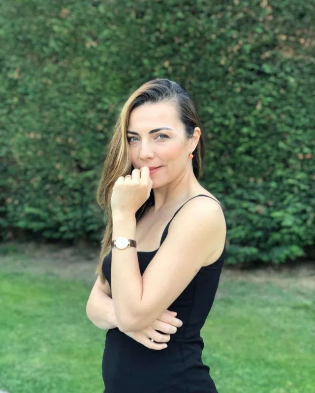 Burcu hamilə olduğunu açıqladı