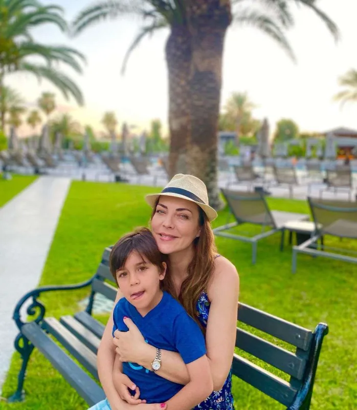 Burcu hamilə olduğunu açıqladı