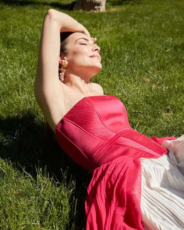 Burcu hamilə olduğunu açıqladı