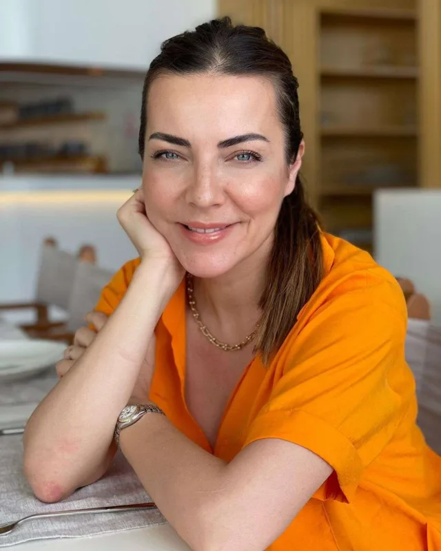 Burcu hamilə olduğunu açıqladı