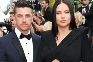 Qarnı açıq libası ilə diqqət çəkdi