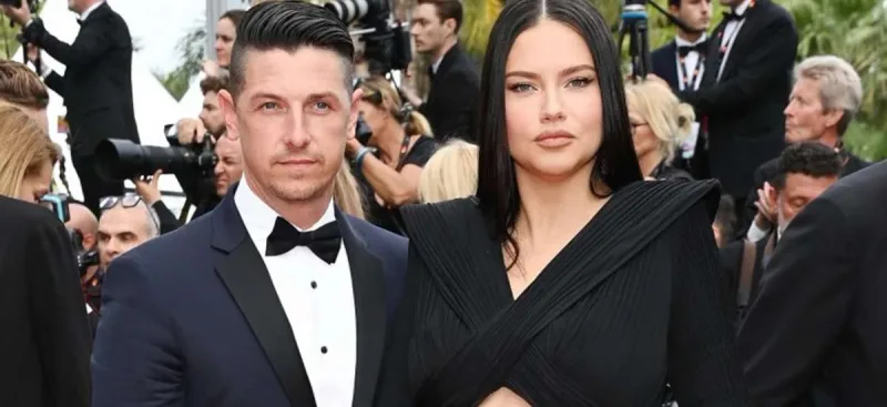 Qarnı açıq libası ilə diqqət çəkdi