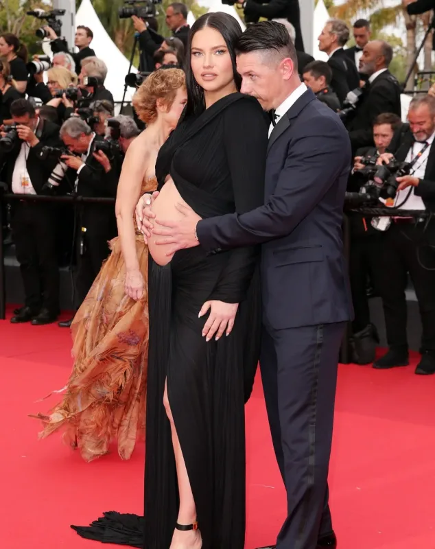 Qarnı açıq libası ilə diqqət çəkdi