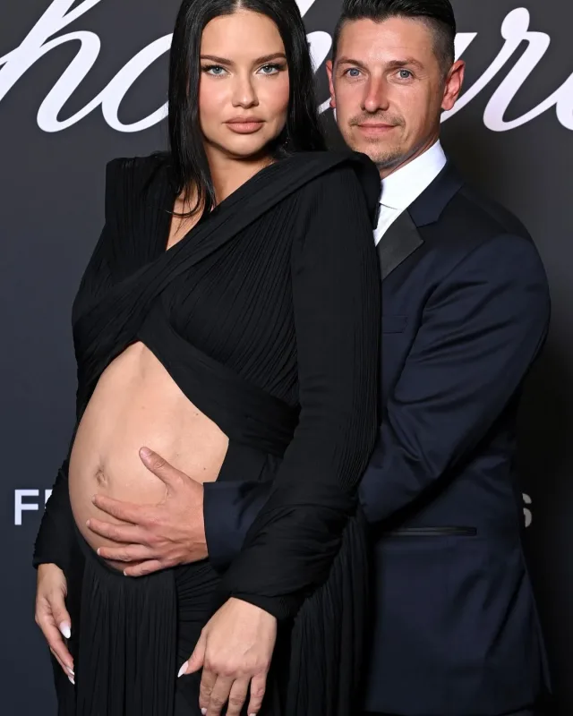 Qarnı açıq libası ilə diqqət çəkdi