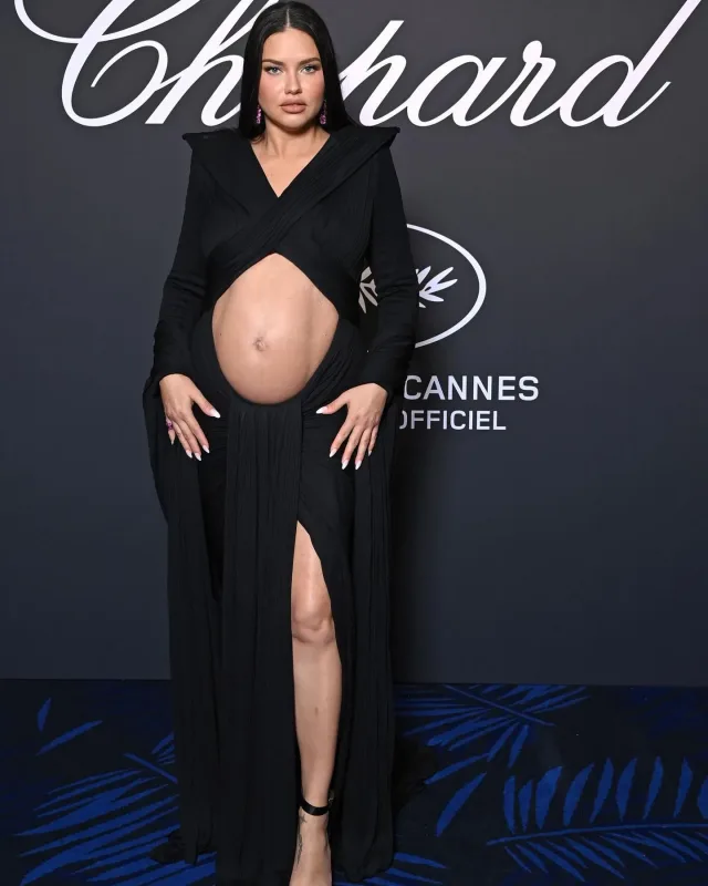 Qarnı açıq libası ilə diqqət çəkdi