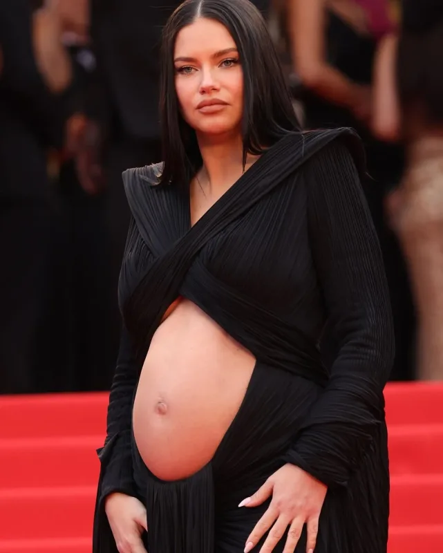 Qarnı açıq libası ilə diqqət çəkdi