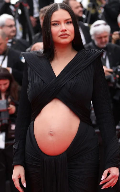 Qarnı açıq libası ilə diqqət çəkdi