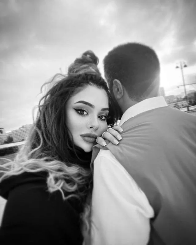 İlk dəfə ərinin üzünü göstərdi