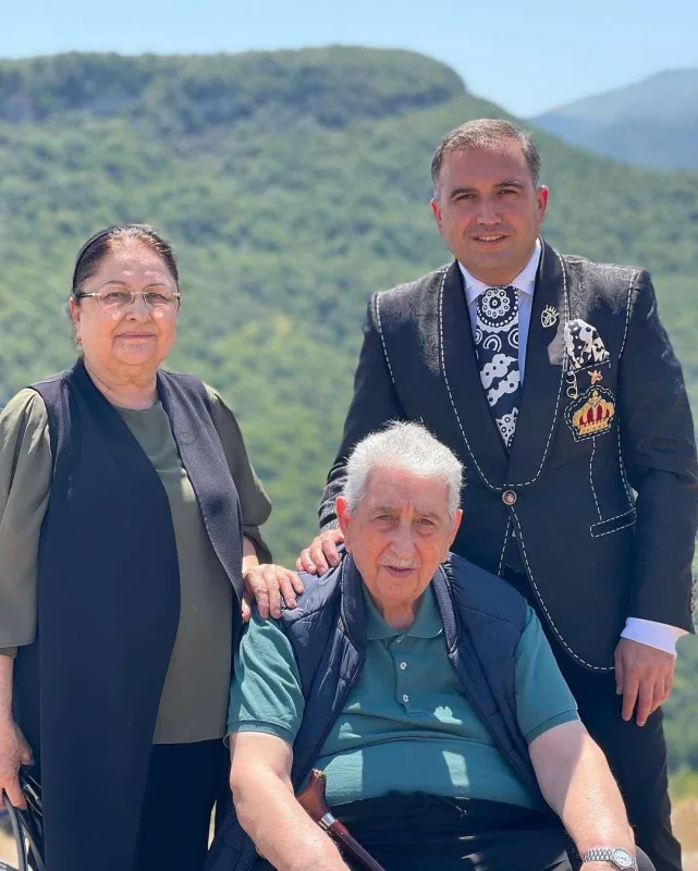 Arif Babayev xanımı ilə Şuşada