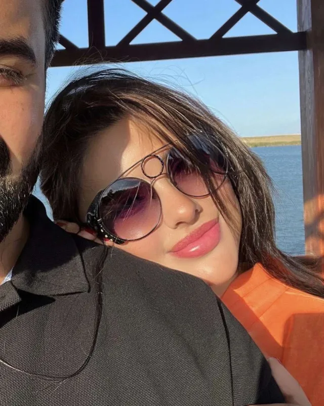 İlk dəfə ərinin üzünü göstərdi