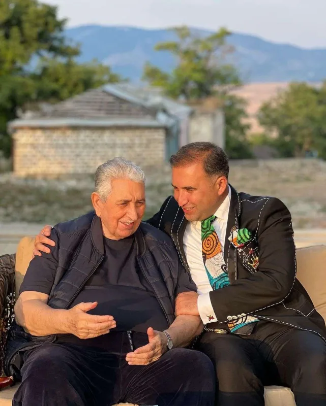 Arif Babayev xanımı ilə Şuşada