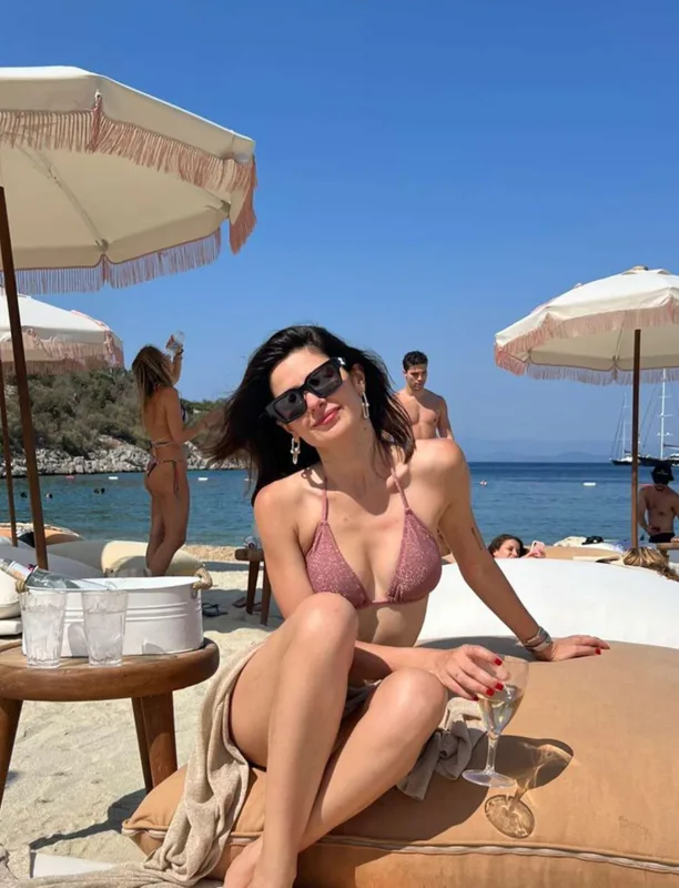 Bu sezon ilk dəfə çimərlik geyimində görüntüləndi