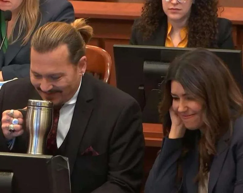 Coni vəkili ilə sevgilidir?