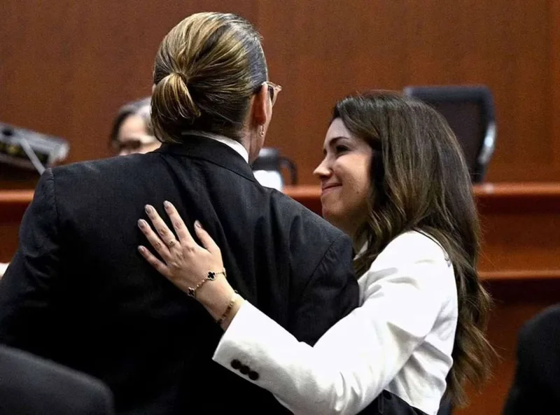 Coni vəkili ilə sevgilidir?