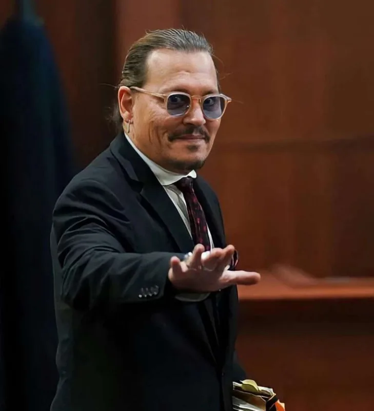 Coni vəkili ilə sevgilidir?