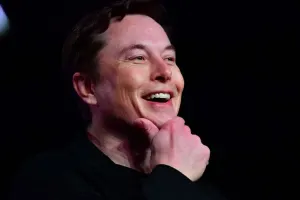 İlon Mask ətir sahəsinə atıldı