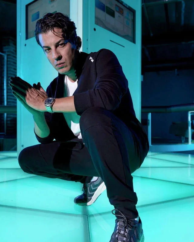 “Dəbdən düşmüş popçu...”