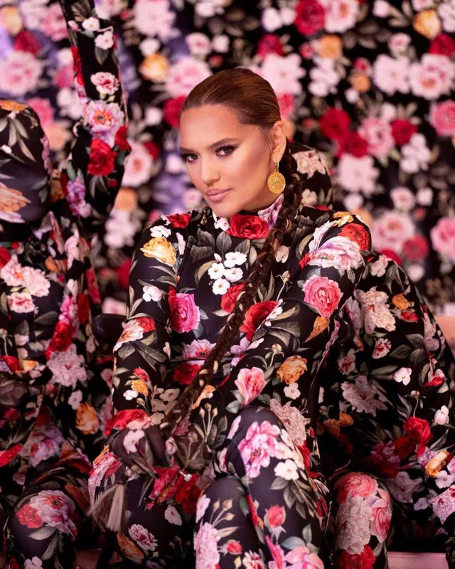 “Dəbdən düşmüş popçu...”