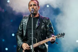 Bu dəfə qızlar üçün yataqxana tikdirir