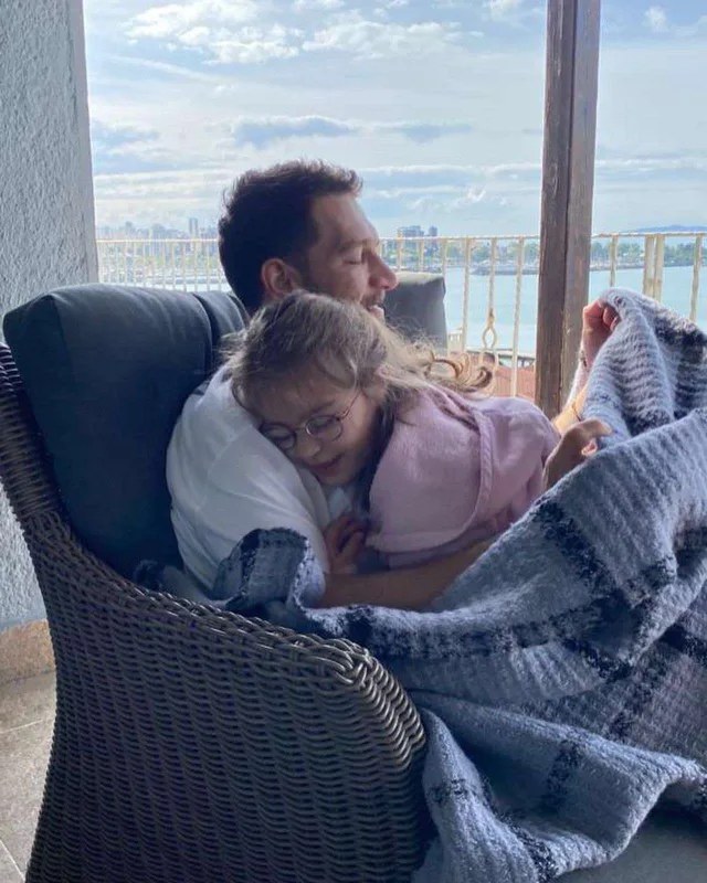 Uraz niyə dırnaq boyasından istifadə edib?