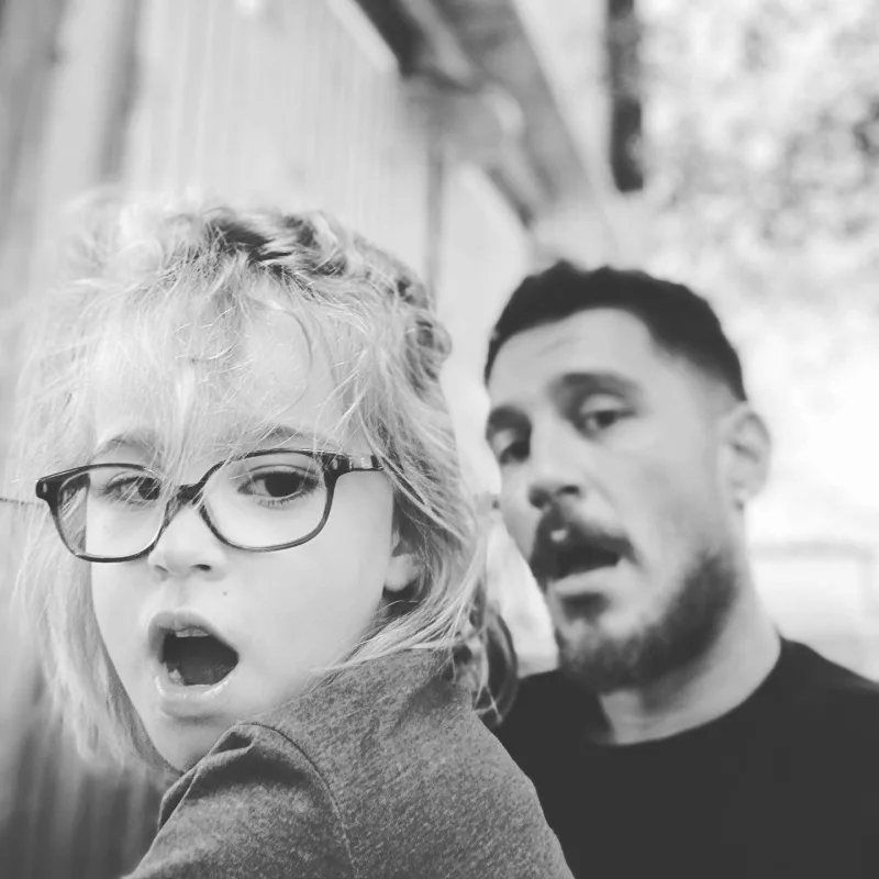 Uraz niyə dırnaq boyasından istifadə edib?