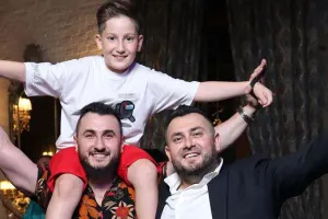 Murad oğluna ad günü etdi