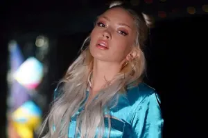 Yeddi dildə mahnı oxudu