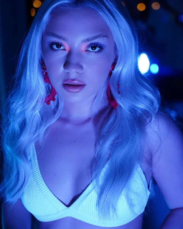 Yeddi dildə mahnı oxudu