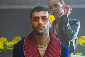 Pərəstişkarını səhnədən qovan mühafizəçiyə etiraz etdi