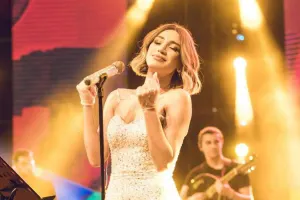 Konsertdən sonra kulisdən çıxa bilmədi - Video