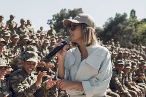 Konsertindən əvvəl əsgərlərin yanına getdi - Video