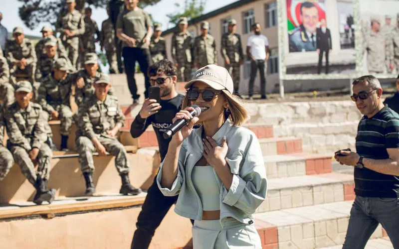 Konsertindən əvvəl əsgərlərin yanına getdi - Video