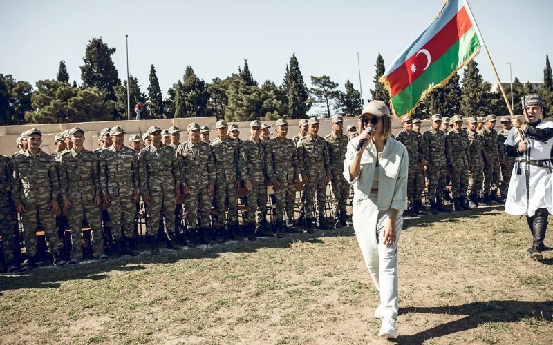 Konsertindən əvvəl əsgərlərin yanına getdi - Video