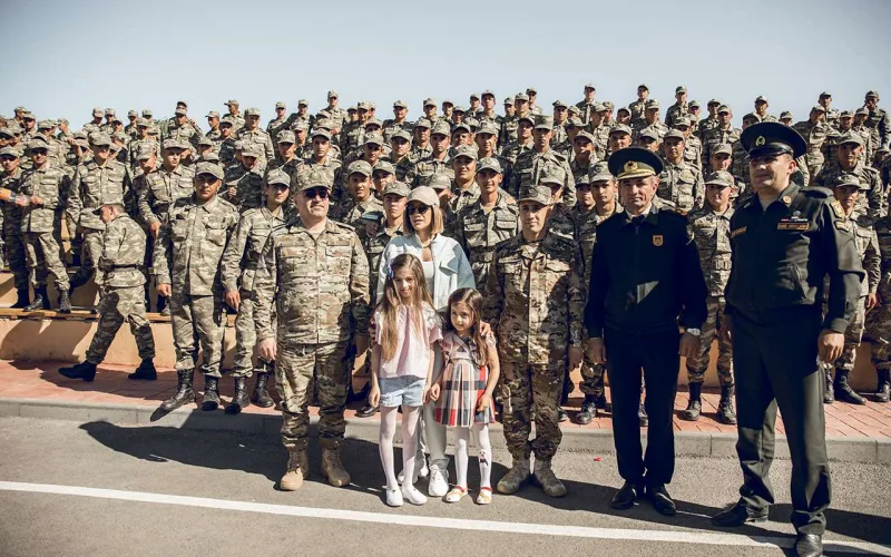 Konsertindən əvvəl əsgərlərin yanına getdi - Video