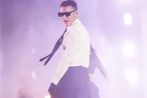 Kampusa girib, 16 mahnı yazdı