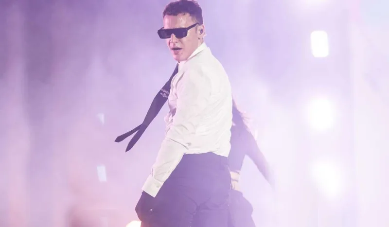 Kampusa girib, 16 mahnı yazdı