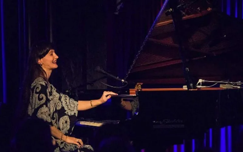 Əzizə Mustafazadə Azərbaycana gəlir